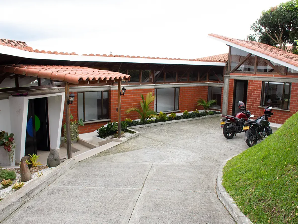PARQUEADERO panorama pueblo tapao en el eje cafetero.webp