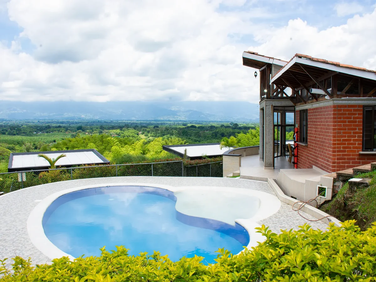 casa VISTA POSTERIOR PISCINA panorama pueblo tapao en el eje cafetero.webp