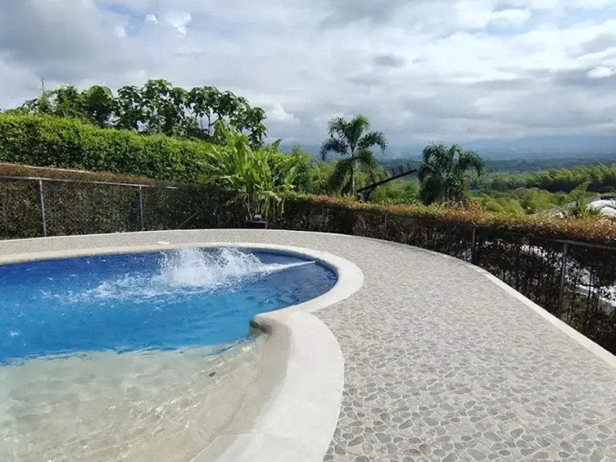 vista piscina casa panorama pueblo tapao en el eje cafetero.webp